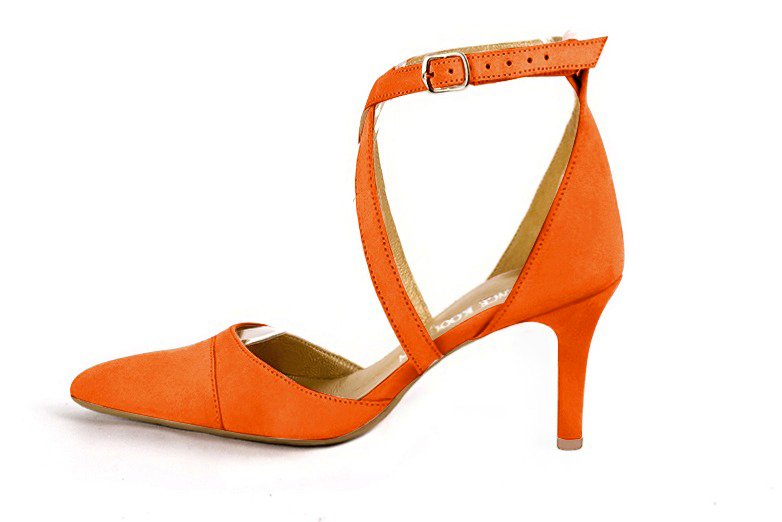 Chaussures habillées, élégantes et raffinées, ouvertes sur les côtés, avec des brides croisées, coloris orange clémentine. Bout effilé. Haut. Talon fin. Cérémonie, soirée, cocktail, évènementiel. Personnalisation : Choix des cuirs, 
                des couleurs et des talons. Petites et grandes pointures. - Florence KOOIJMAN